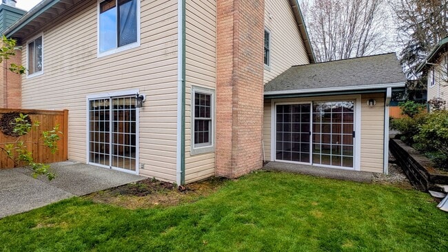 Building Photo - Spacious 3 Bedroom Townhome in Small Complex