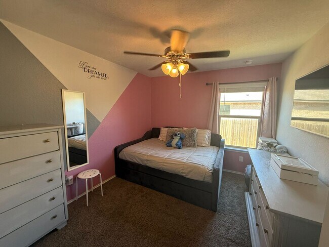 Building Photo - BEAUTIFUL 4-bedroom 2-bathroom home!