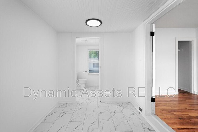 Building Photo - 405 N Walnut St