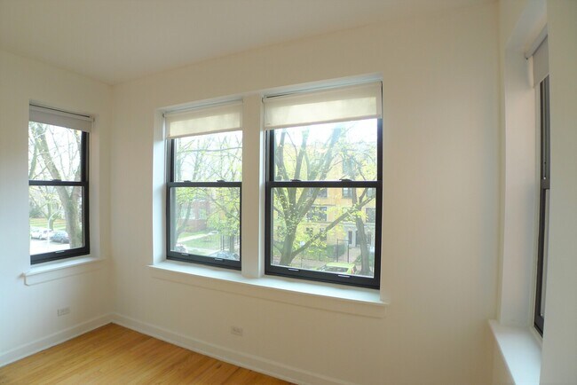 Building Photo - 1850 W Lunt Ave