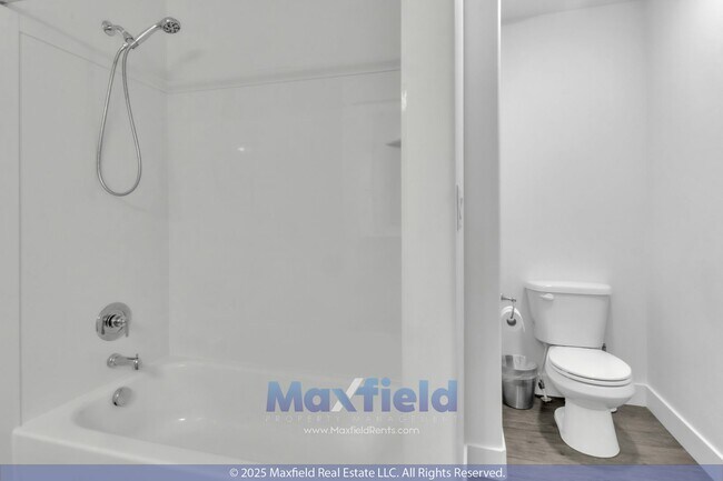 Building Photo - Spacious 5-Bedroom End-Unit Townhome with ...
