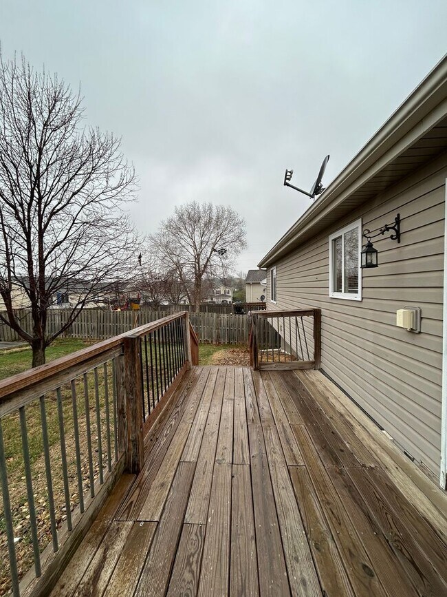 Building Photo - Spacious Split Level Living in Millard with a Backyard You’ll Love