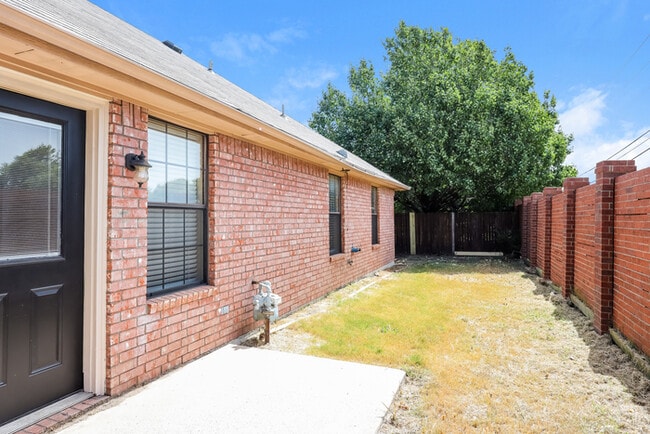 Building Photo - 3000 Huntington Ct