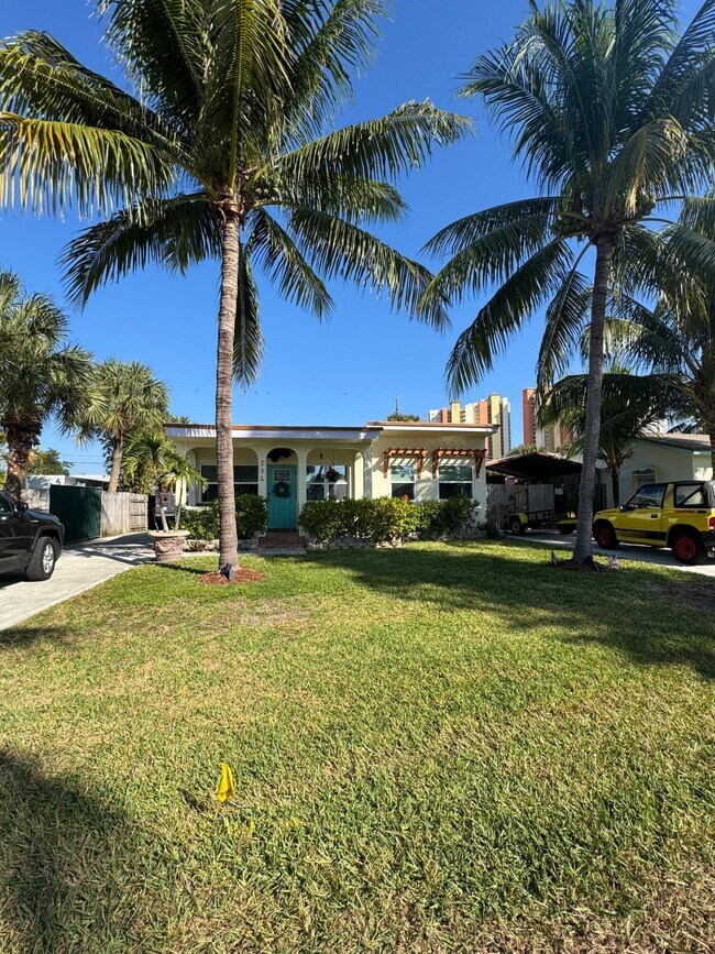 Building Photo - 256 E 24th St