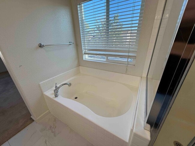 Building Photo - Spacious Cresleigh Ranch Home Near Schools...