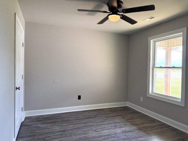 Building Photo - "Charming 2-Bed, 2-Bath Duplex Retreat in New Market's Idyllic Setting!"
