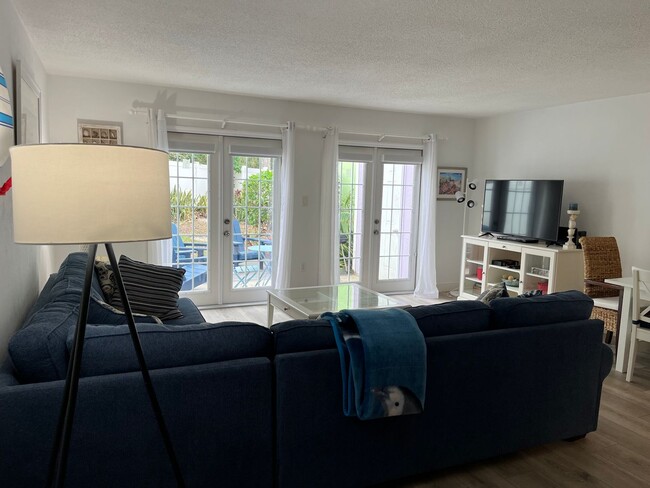 Building Photo - Furnished Beachside Townhome 2 bedroom/ 1....