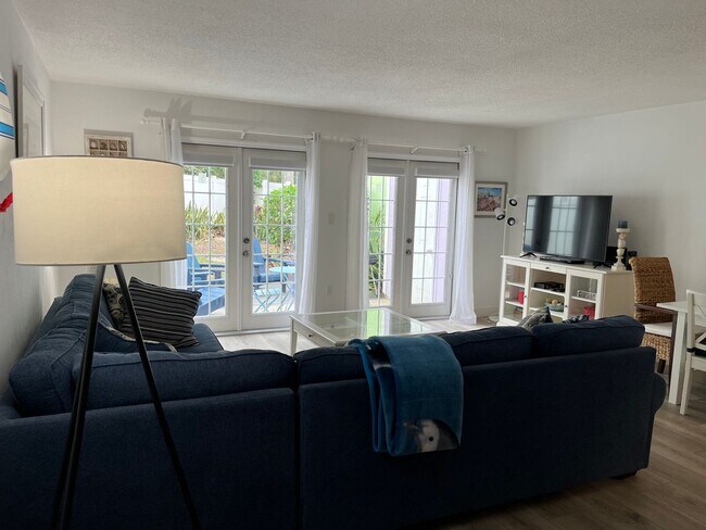 Building Photo - Furnished Beachside Townhome 2 bedroom/ 1.5 bath Dog Friendly Walk to beach