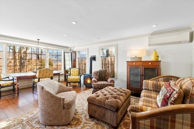 Building Photo - 3436 Main St