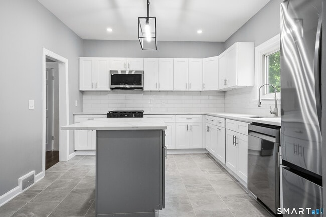Building Photo - 275 Riverview Ave