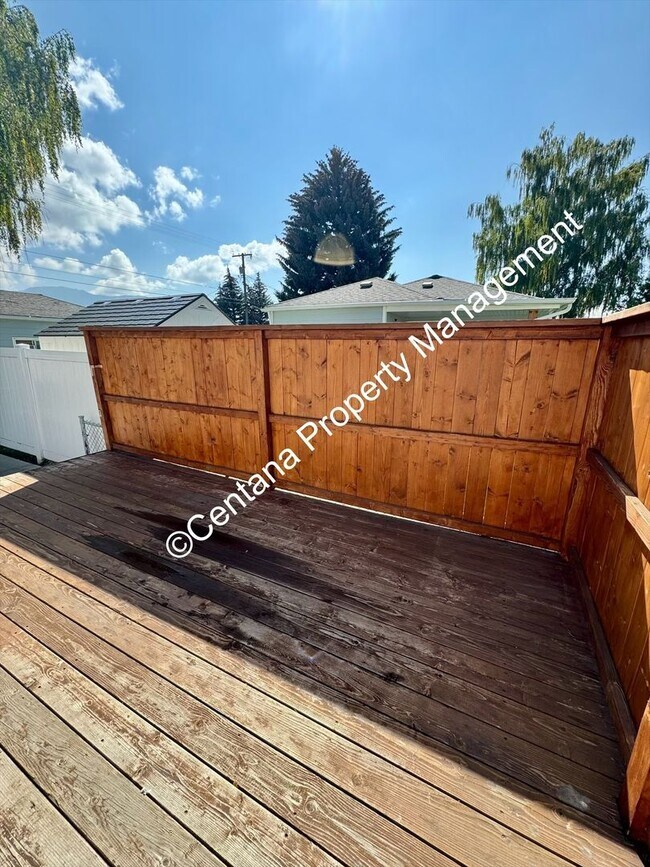 Building Photo - $500 off first months rent on 3 bed 2 bath...