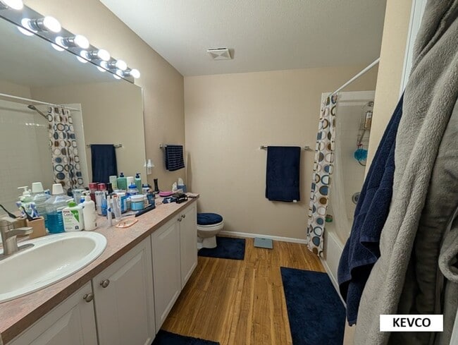 Building Photo - Bright Townhome Near Shopping and Food!