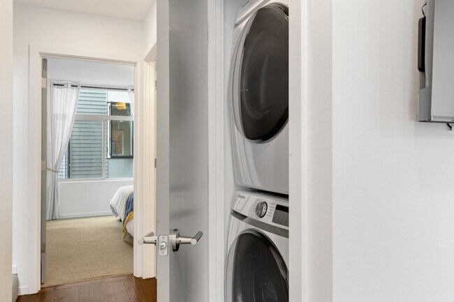 Building Photo - 913 10th Ave E