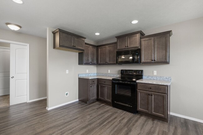 Building Photo - Beautiful 4 Bedroom Home in Willard School Districts