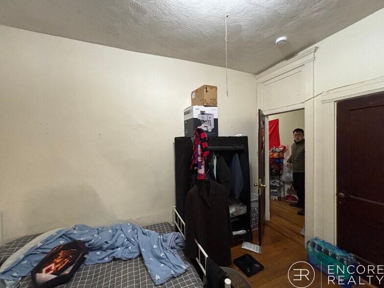 Building Photo - 462 Park Dr