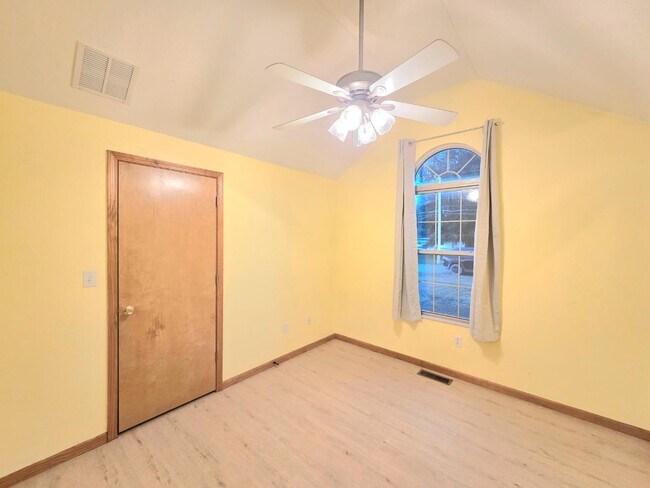 Building Photo - 621 E Bedford St