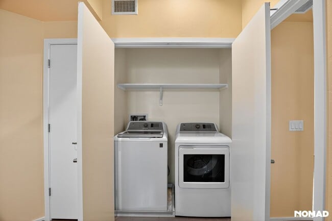 Building Photo - 841 E Park Modern Dr