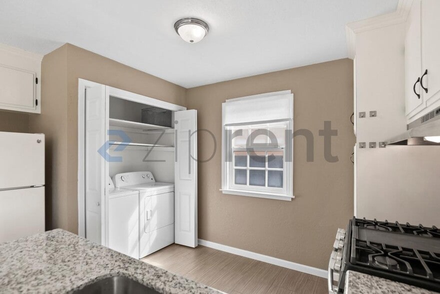 Building Photo - 28477 Coleridge Ave