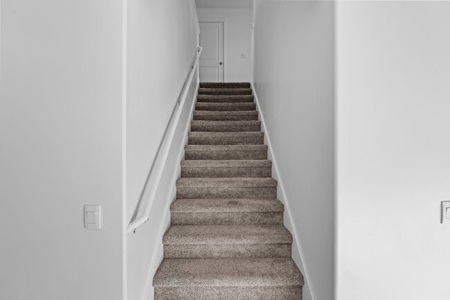 Building Photo - Comfortable and Spacious 4-Bedroom Townhom...