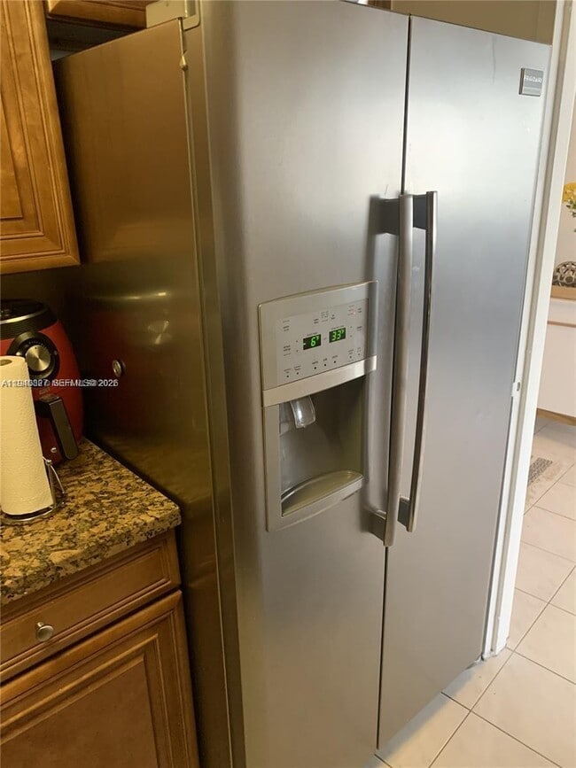 Building Photo - 900 Bay Dr