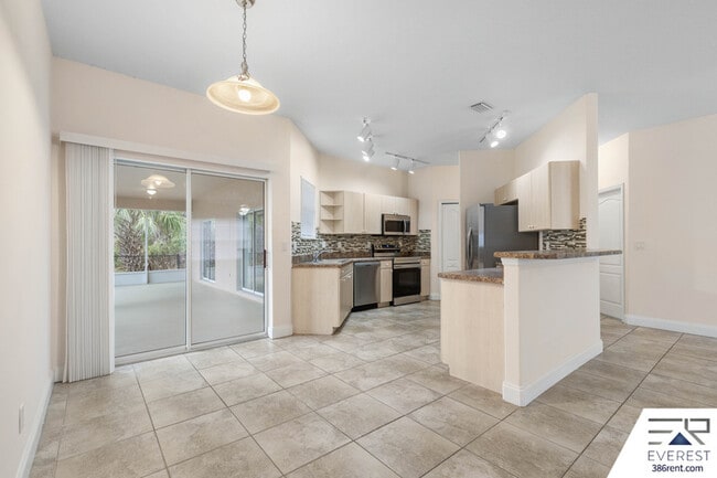 Building Photo - 7 Robin Pl