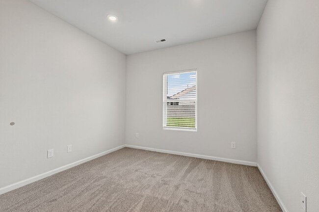 Building Photo - 4 Bedroom Ranch in Creedmoor!