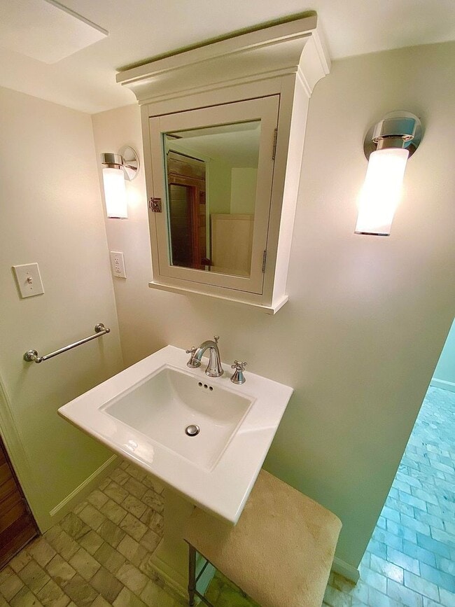 Building Photo - Stunning 4 Bed/3.5 Bath Historic Home - Be...