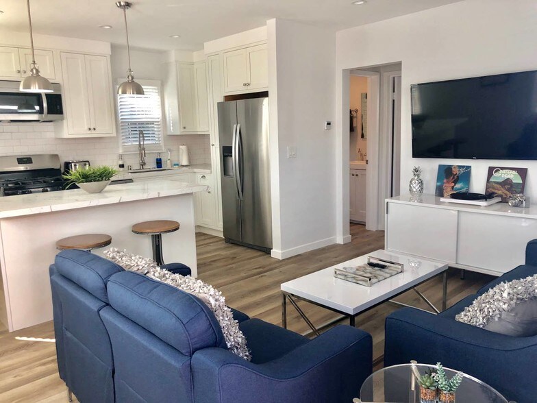 living room and kitchen - 4457 S Centinela Ave