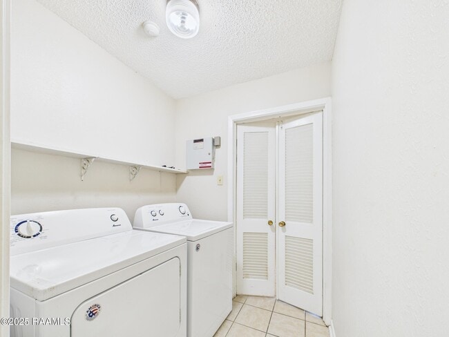Building Photo - 200 Claymore Dr
