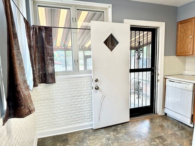 Building Photo - Charming 3-bedroom, 1.5-bathroom! Pets Wel...