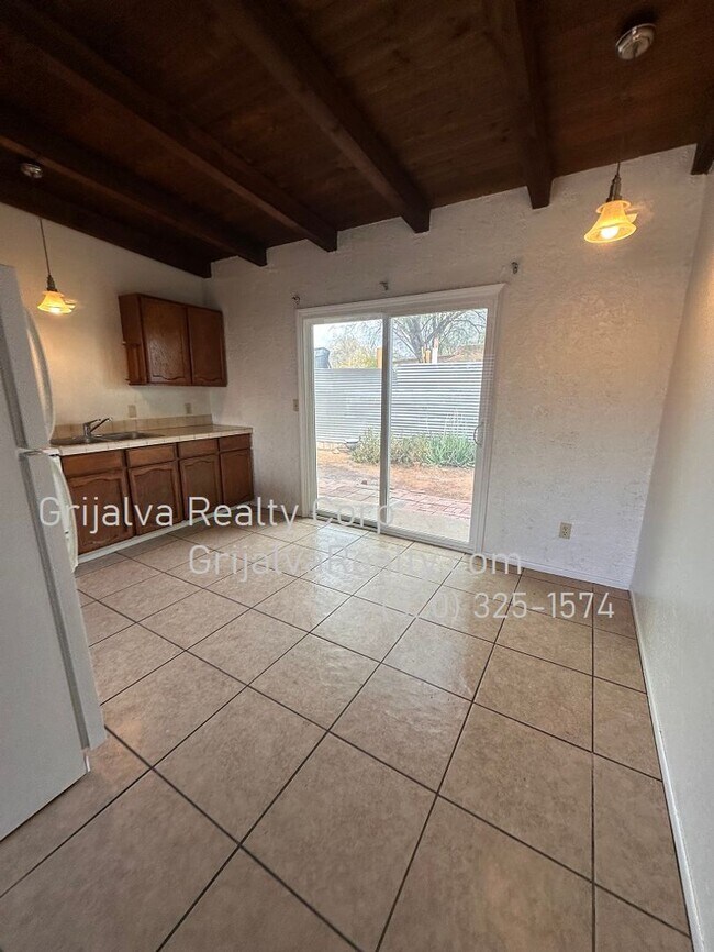 Building Photo - 2016 N Madelyn Ave