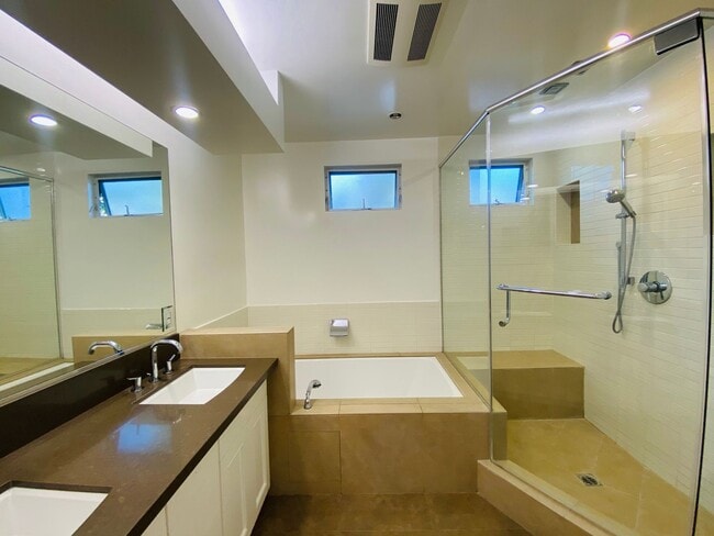 Building Photo - Sitting Proudly on a Vibrant Mar Vista Street, this 3-Bedroom 2-Bathroom Demands Your Attention