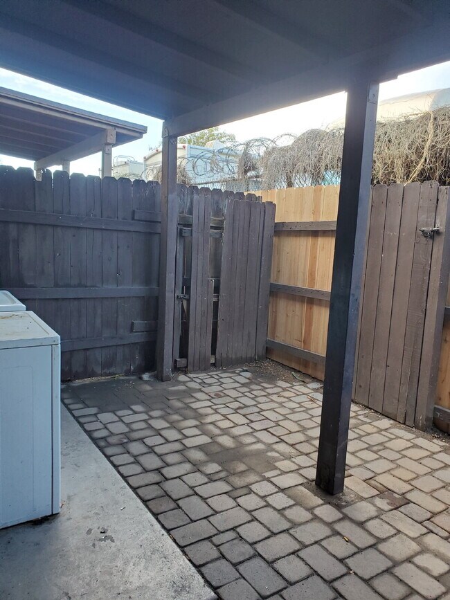 Building Photo - Stylish 2 Bed, 2 Bath Townhome in Great Lo...