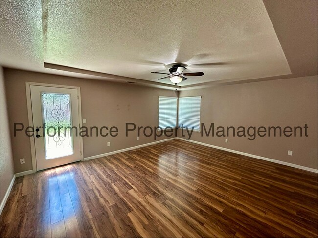 Building Photo - Charming 3 Bed/2 Bath in Porterville w/ RBP & $0 Deposit Option