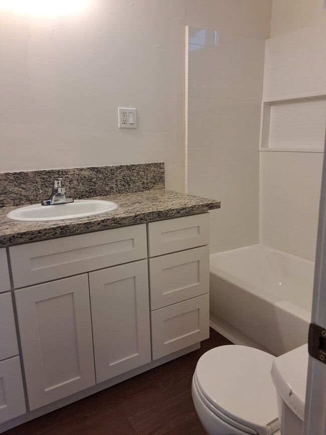 Building Photo - House plus studio!