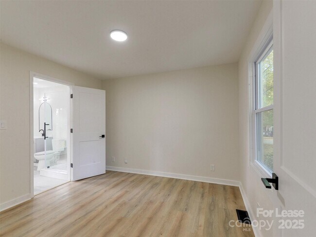 Building Photo - 2721 Mayflower Rd