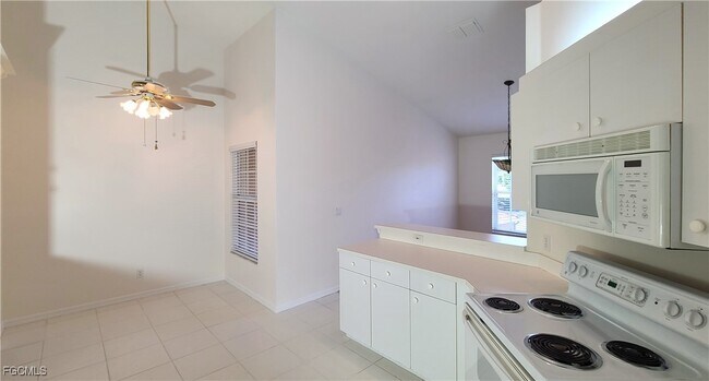 Building Photo - 14571 Daffodil Dr