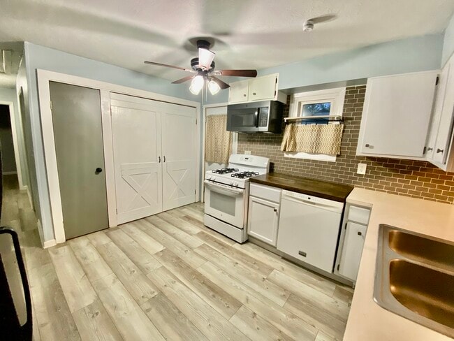 Building Photo - 5696 Pleasant Ave