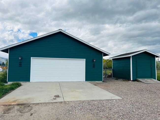 Building Photo - 4 Bed Home On 1.4 Acres In The Bitterroot ...