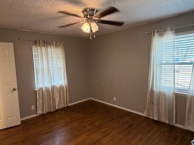 Building Photo - PRELEASING (3) Bed/(1.5) Bath in Core Norman Avail Late May!