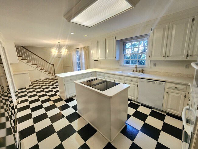 Building Photo - Sprawling Home in Bay Colony