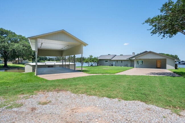 Building Photo - 1012 Chestnut Dr