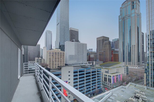 Building Photo - 2Bd/1.75Ba Seattle Condo