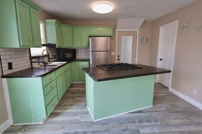 Building Photo - 642 5th St