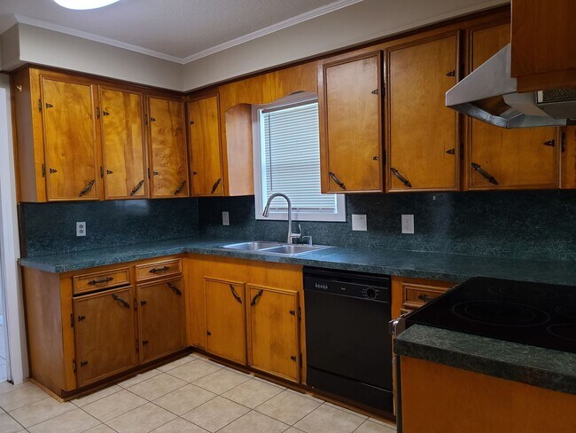 Building Photo - Adorable Cottage Rental