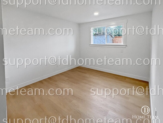 Building Photo - "Charming Tacoma Retreat: Cozy 2-Bed Oasis with 1 Private Car Garage!"