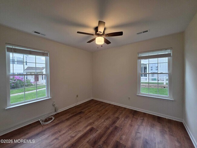 Building Photo - 129 Tulip Ln