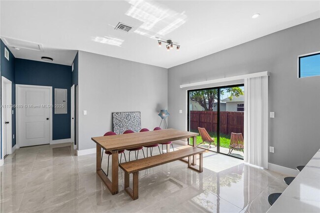 Building Photo - 808 NW 5th Terrace