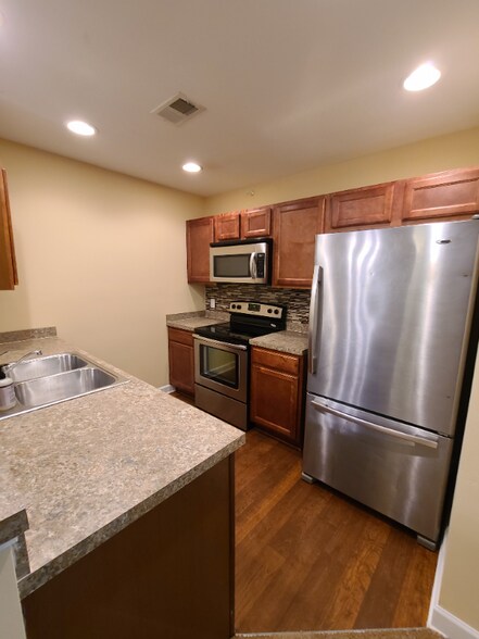 Building Photo - 447 Truman Dr
