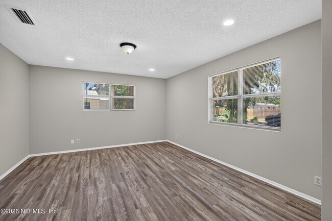 Building Photo - 417 Pine Ave